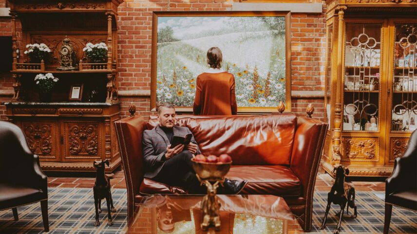 Two people enjoying the lobby in Pillar and Post in Niagara-on-the-Lake, Ontario.