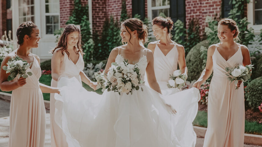 Bridal wedding party together at Pillar and Post