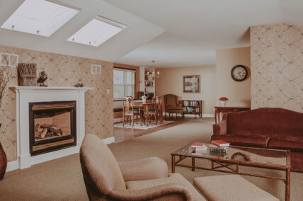 Living room and fireplace in the Mirabella Suite at Moffat Inn in Niagara on the Lake