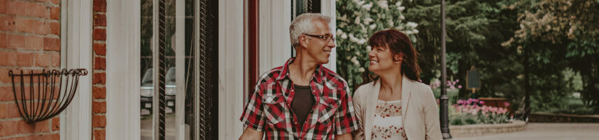 Couple walking with shopping bags near Moffat Inn in Niagara on the Lake