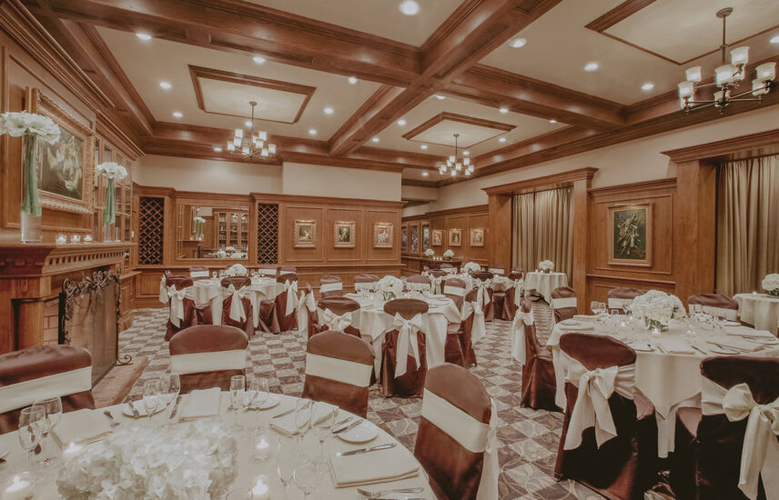 Olde Library venue for wedding receptions with circular seating at the Pillar & Post Hotel in Niagara-n-the-Lake
