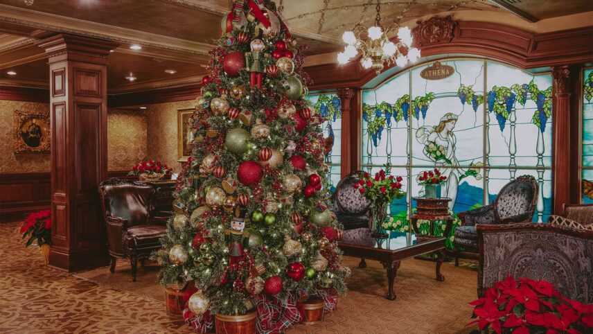 The Prince of Wales hotel in Niagara-on-the-Lake decorated for Christmas.