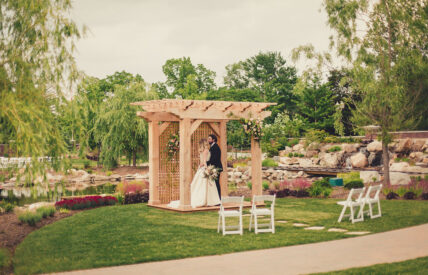 Couple getting married at Le Petit Pavilion wedding venue at Pillar & Post Hotel in Niagara-on-the-Lake