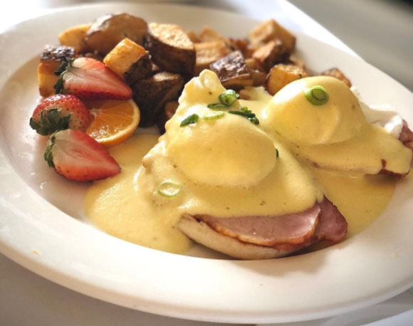 Enjoy breakfast at a Vintage Hotels restaurant in Niagara-on-the-Lake