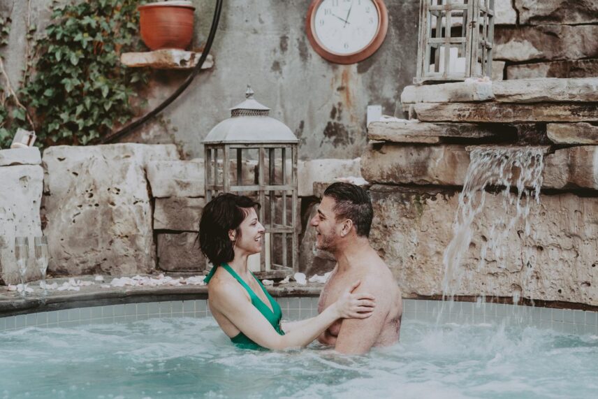 A couple relaxing in Pillar and Post’s hot spring pools in Niagara-on-the-Lake.