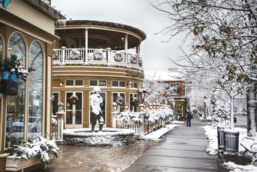 Storefronts in Niagara’s heritage district for Christmas shopping in Niagara-on-the-Lake