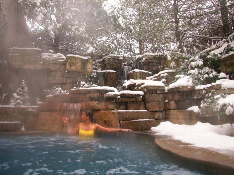 The hot spring pool at 100 Fountain Spa