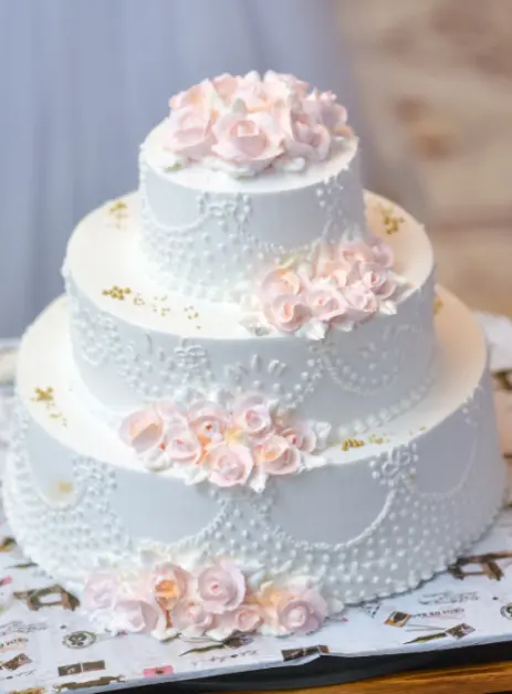 A lambeth wedding cake, a 2023 wedding cake trend