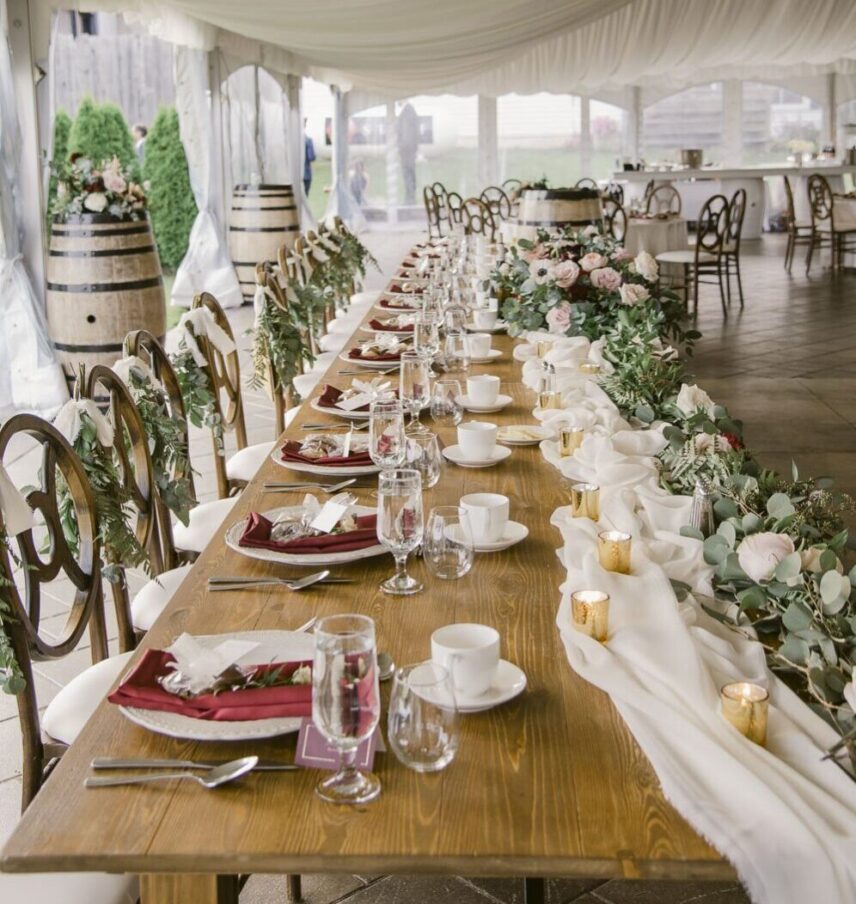 A large head table, a tented wedding décor trend