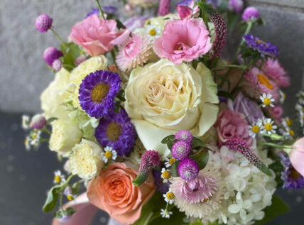 Vibrant floral arrangements, a 2024 wedding flower trend