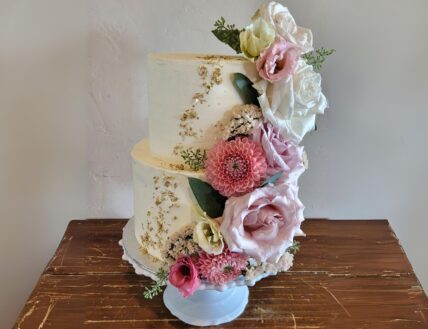 Cake florals, a wedding flower trend of 2024