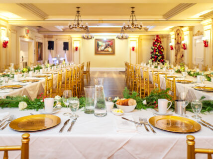 Seasonal décor and greenery to decorate a winter wedding