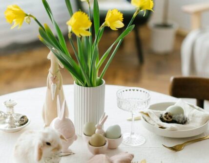 Simple Easter tablescapre idea from Vintage Hotels.