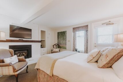 Deluxe Guestroom at Moffat Inn in Niagara-on-the-Lake, Ontario