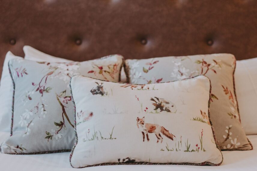 Pillow decorations Moffatt Inn in Niagara-on-the-lake