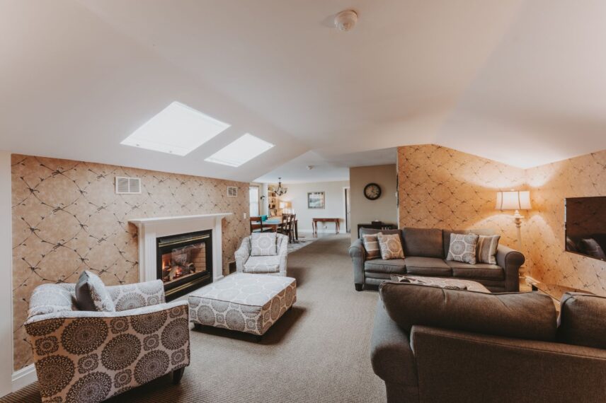 Living room and fireplace in the Mirabella Suite at Moffat Inn in Niagara on the Lake