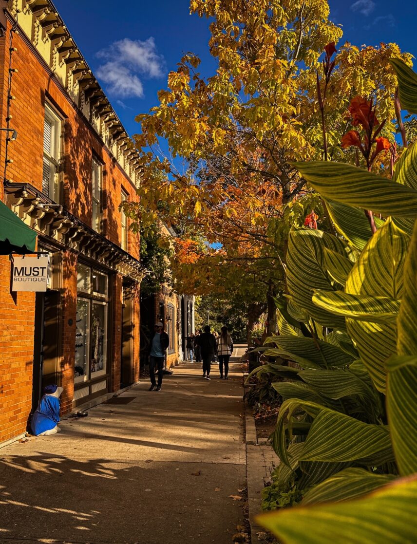 Niagara-on-the-Lake street in fall, showcasing must-see attractions for a Thanksgiving getaway weekend