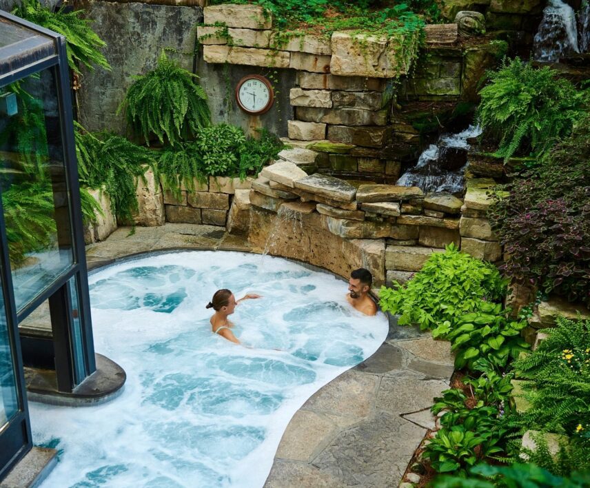 A couple relaxing in Pillar and Post’s hot spring pools in Niagara-on-the-Lake.