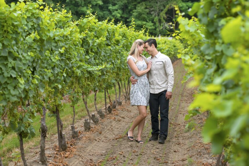 Couple walking through Niagara Benchlands vineyard