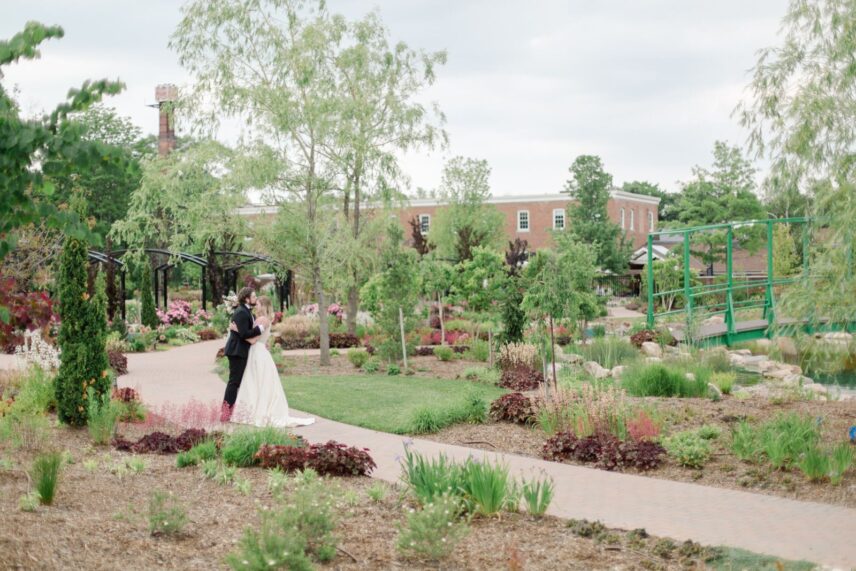 Outdoor garden wedding ceremony at Pillar and Post in Niagara-on-the-Lake