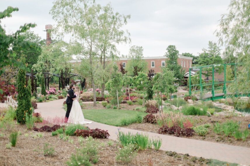 Outdoor garden wedding ceremony at Pillar and Post in Niagara-on-the-Lake