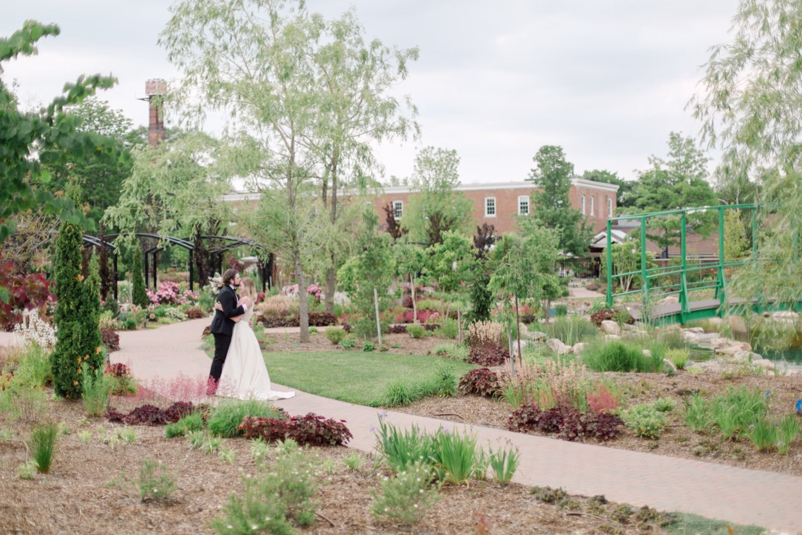 Outdoor garden wedding ceremony at Pillar and Post in Niagara-on-the-Lake