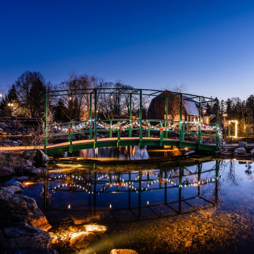 The bridge ligth up at nigth in The Gardens at Pillar and Post during the Vintage Hotels Christmas Market.